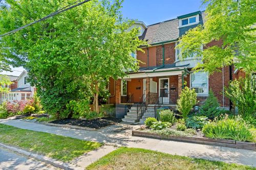 32 Castleton Ave, York, ON, M6N3Z5 | Card Image