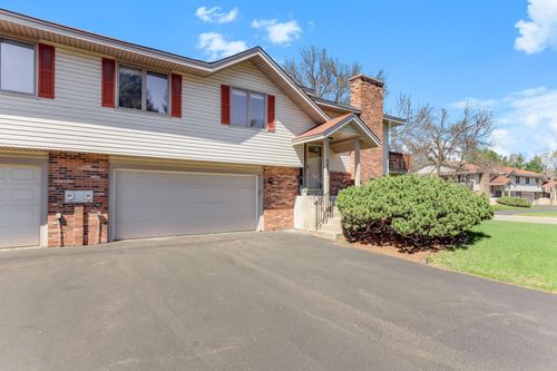 5653 Chatsworth St N, Shoreview, MN, 55126-9104 | Card Image
