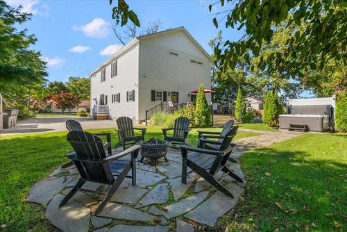 109 N Harrison St, New Buffalo, MI, 49117-1233 | Card Image