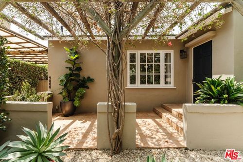 9008 Elevado St, West Hollywood, CA, 90069-4805 | Card Image