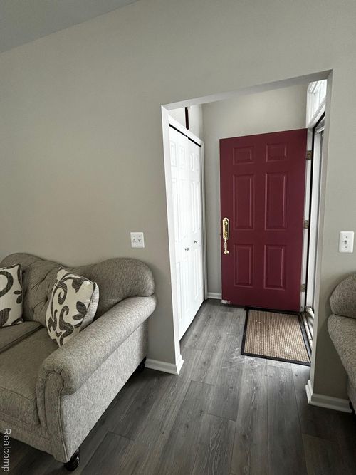 42808 Park Cresent Dr, Sterling Heights, MI, 48313-2900 | Card Image