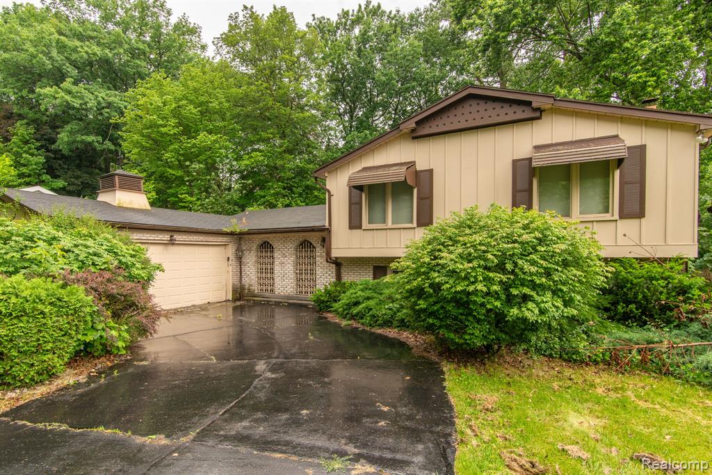 Pinetree Dr, Flint, MI 48507