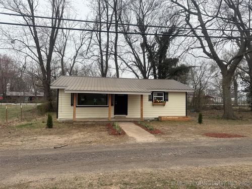 111 N 7th St, Stilwell, OK, 74960-2902 | Card Image