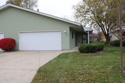 520 Graham St Sw, Hutchinson, MN, 55350-2151 | Card Image