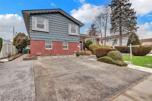 211 Cantiague Rock Rd, Westbury, NY, 11590-2827 | Card Image