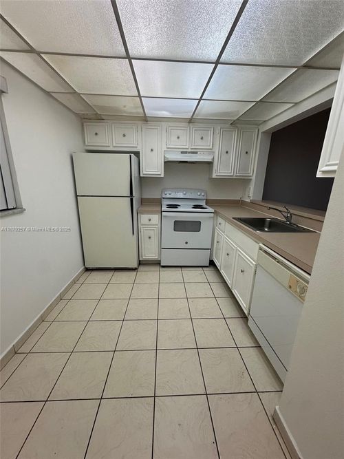 n206-17911 Nw 68th Ave, Hialeah, FL, 33015-3958 | Card Image