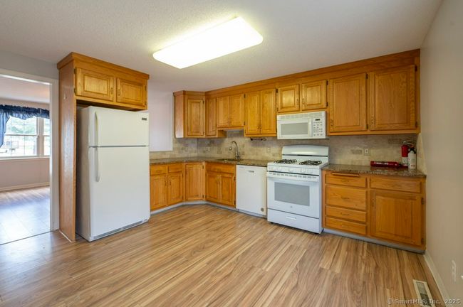 44 - 44 Dunham St, Condo with 2 bedrooms, 3 bathrooms and null parking in Wethersfield CT | Image 5