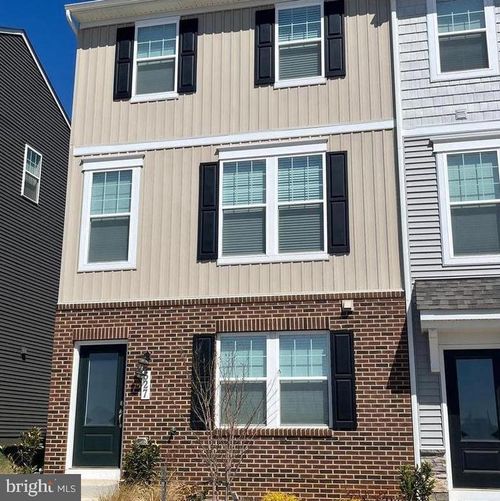 327 Presidents Pointe Ave, RANSON, WV, 25438-4855 | Card Image