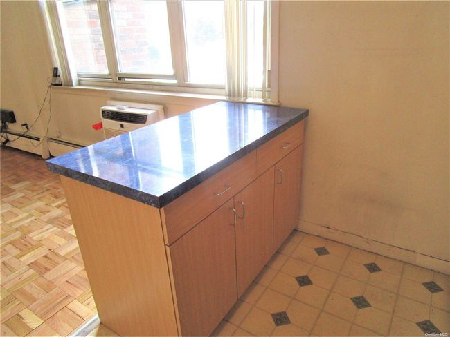 Kitchen Counter | Image 10