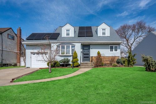11 Karen St, West Babylon, NY, 11704-6805 | Card Image