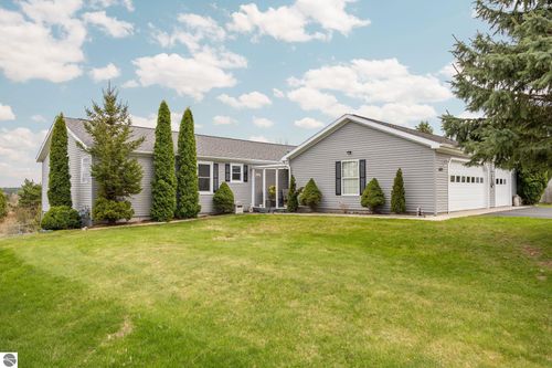 635 Autumnview Ln, Traverse City, MI, 49685-7230 | Card Image