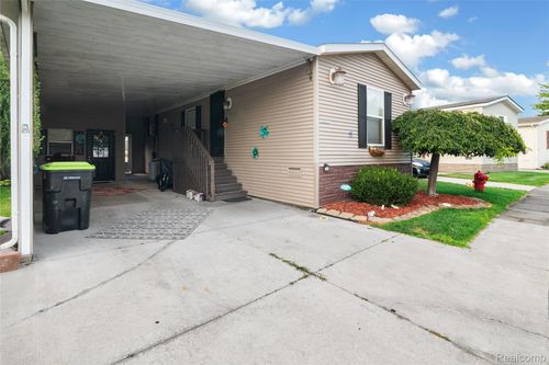 21341 Chalet Dr, Macomb, MI, 48044-4313 | Card Image