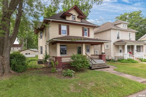 421 W 17th St, Davenport, IA, 52803-4833 | Card Image
