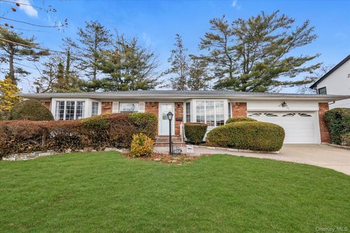 654 Oakwood Court, Hempstead, NY, 11590 | Card Image
