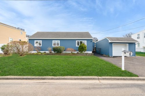 33 E Seacrest Ave, Lindenhurst, NY, 11757-6832 | Card Image