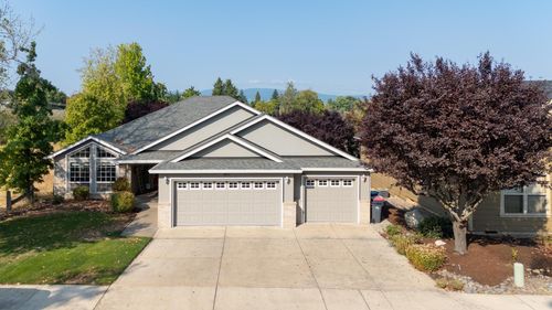 1071 Castlewood Dr, Medford, OR, 97504-3676 | Card Image
