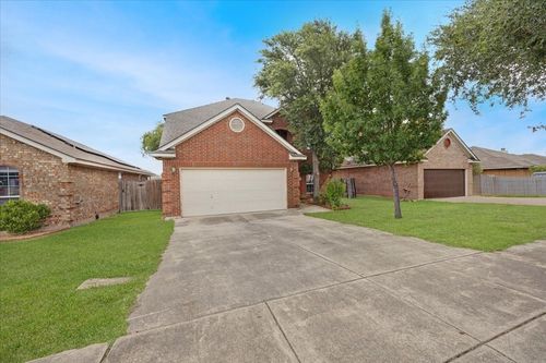 9228 Nathan Dr, White Settlement, TX, 76108-3552 | Card Image