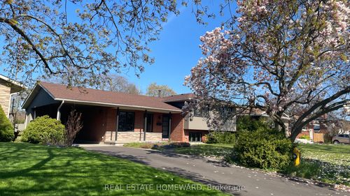 33 Strathcona Dr, St Catharines, ON, L2M2A8 | Card Image