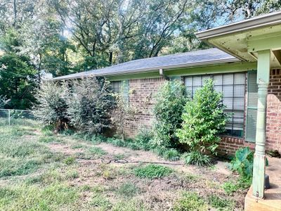 605 Crestwood Dr, Home with 3 bedrooms, 2 bathrooms and 2 parking in Palestine TX | Image 3