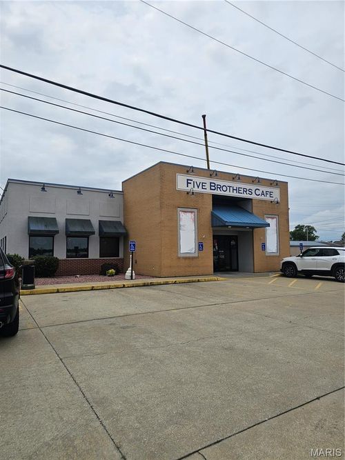 2053 W Main St, Salem, IL, 62881-5843 | Card Image