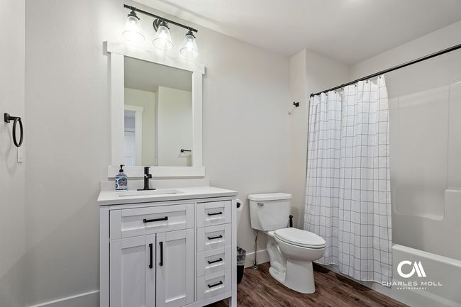 Upstairs Bathroom | Image 31