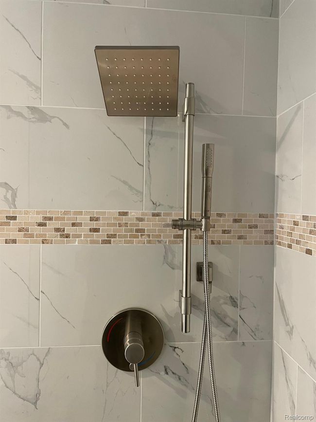 1012 Stratford Ln, Condo with 4 bedrooms, 3 bathrooms and null parking in Bloomfield Hills MI | Image 4