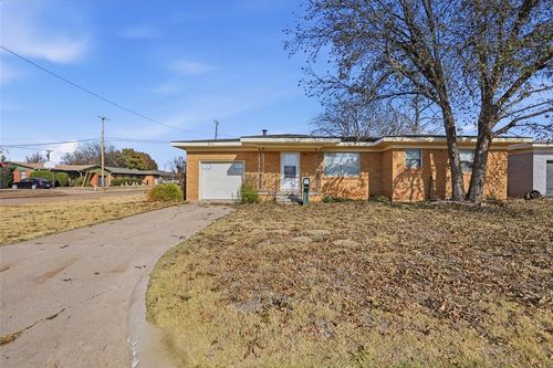 711 W Martha St, Altus, OK, 73521-1823 | Card Image