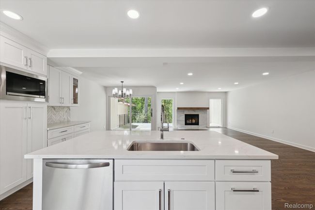 17-1105-Ivyglen-Cir-Bloomfield-Hills-MI-48304-WindowStill-27.jpg | Image 14