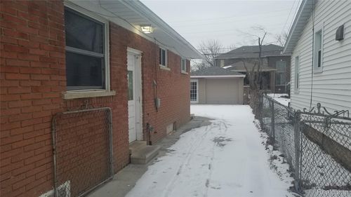 5830 Whitefield St, Dearborn Heights, MI, 48127-4811 | Card Image