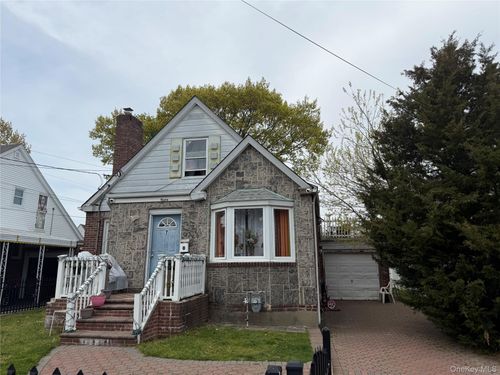 7 Dale Ave, Hempstead, NY, 11550-7105 | Card Image