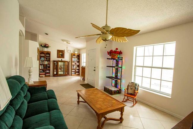 1019 Se Euclid Ln, House other with 3 bedrooms, 2 bathrooms and null parking in Port St Lucie FL | Image 4