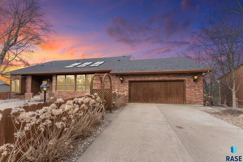 504 E Plum Creek Rd, Sioux Falls, SD, 57105-6951 | Card Image