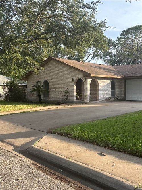 1509 Olmos Cir, Alice, TX, 78332-4015 | Card Image