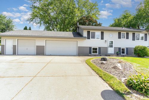 921 Beacon Ln, Apple Valley, MN, 55124-8903 | Card Image