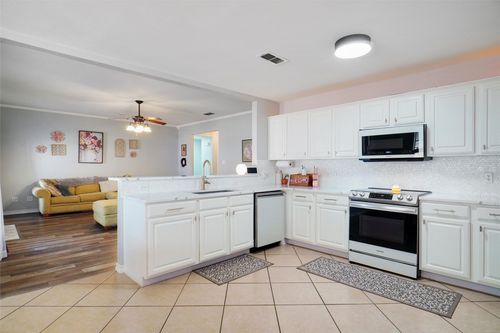 527 Lone Star St, Joshua, TX, 76058-6215 | Card Image