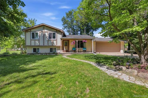 5069 Warmbriar Dr, White Lake, MI, 48383-1472 | Card Image