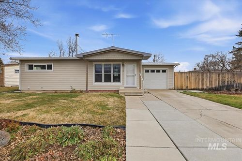 110 Abbott Dr, Mountain Home, ID, 83647-2010 | Card Image