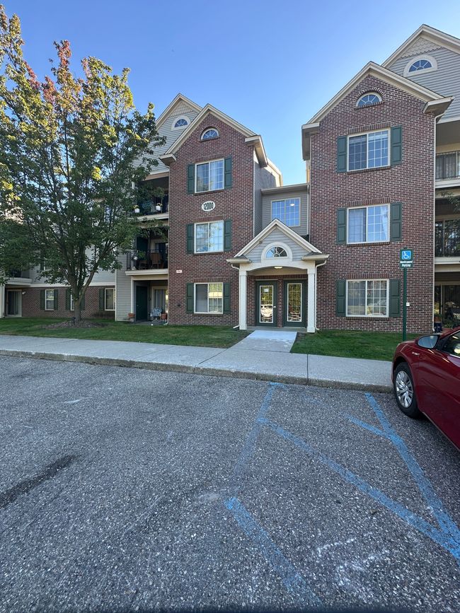 12101 Pinehurst Ln, Condo with 2 bedrooms, 2 bathrooms and null parking in Grand Blanc MI | Image 6