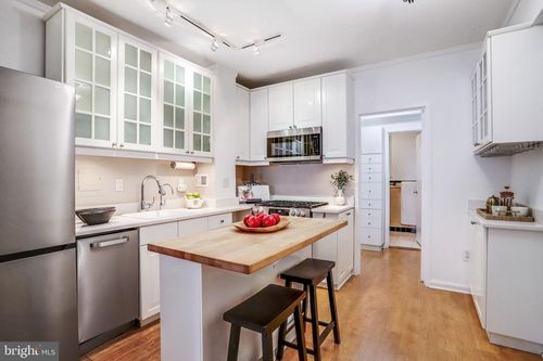 302-1 Scott Cir Nw, WASHINGTON, DC, 20036-2207 | Card Image