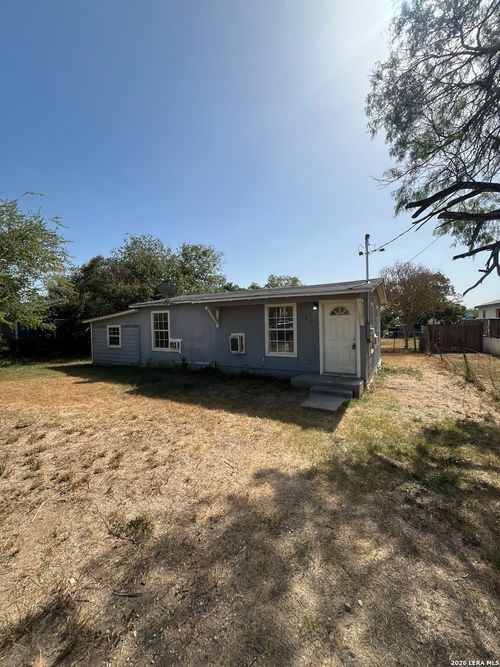 904 Pine St, Floresville, TX, 78114-1714 | Card Image