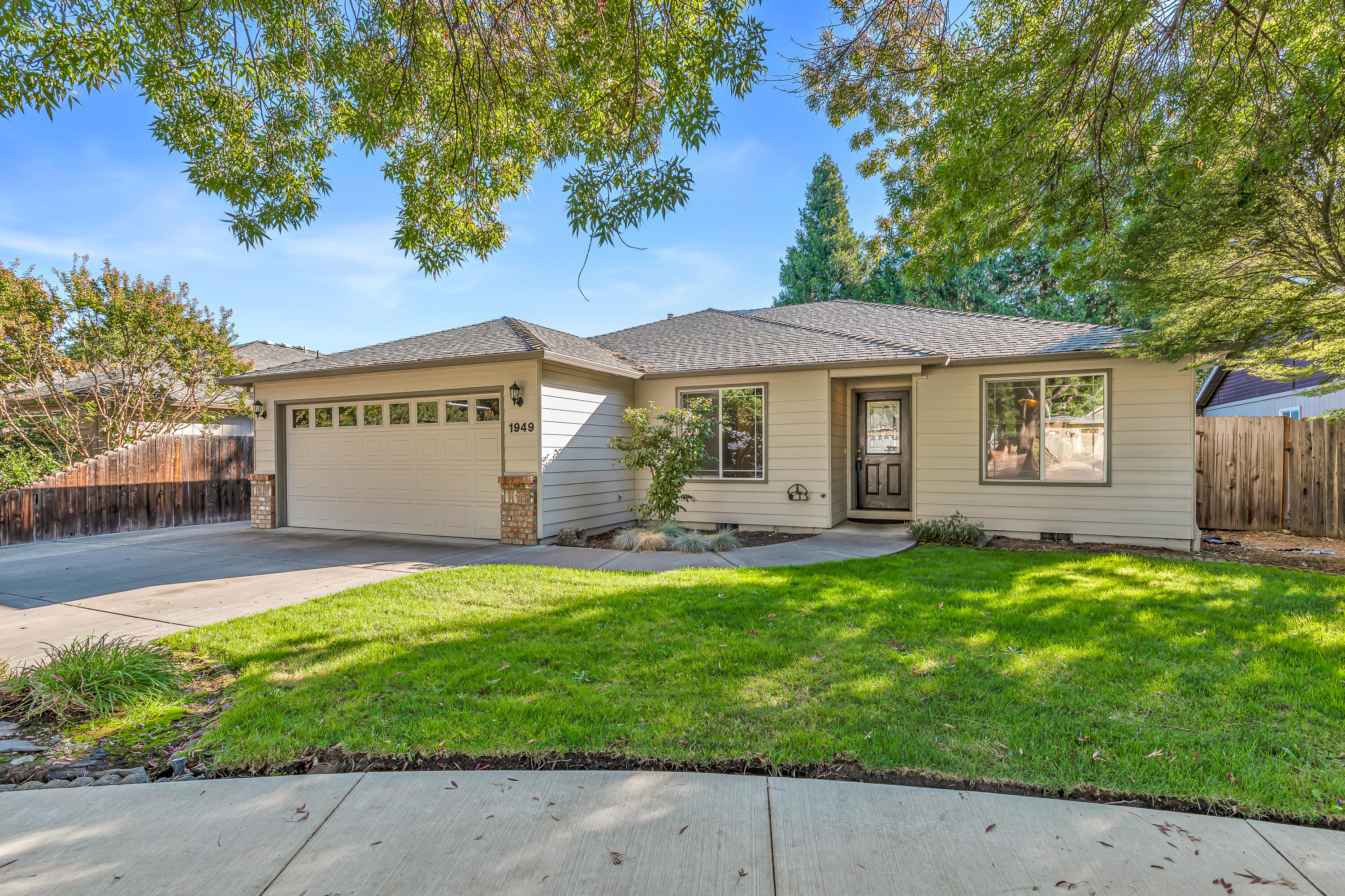 Mckenzie Dr, Medford, OR 97501
