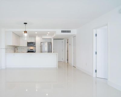 509 - 5701 Collins Ave, Condo with 1 bedrooms, 2 bathrooms and null parking in Miami Beach FL | Image 3