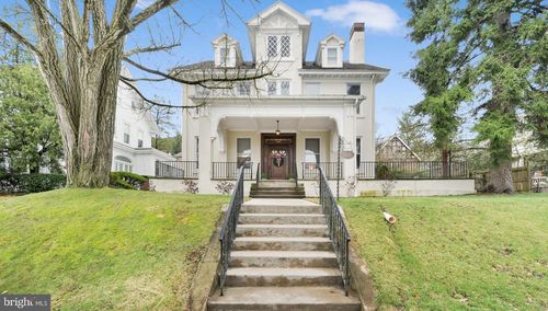 1811 Mahantongo St, Pottsville, PA, 17901-3227 | Card Image