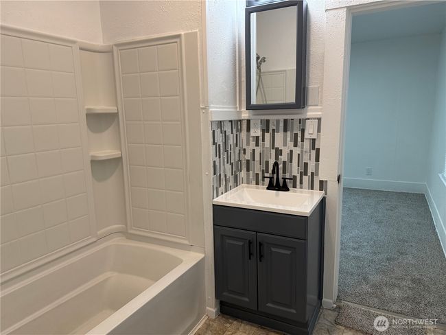 Jack and Jill bath | Image 16