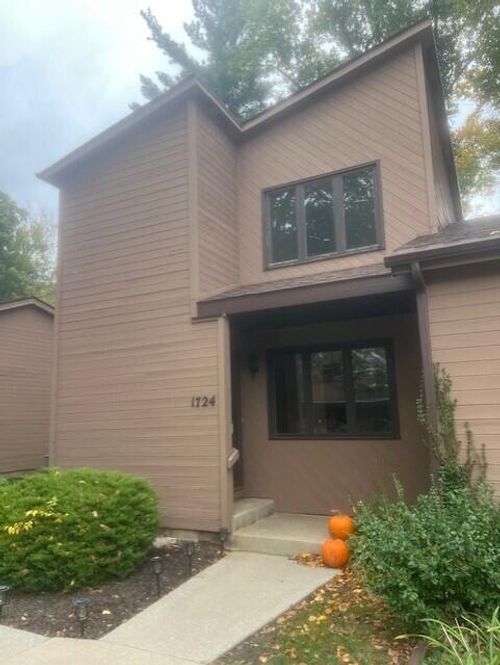 1724 Earthstone Dr, Valparaiso, IN, 46383 | Card Image