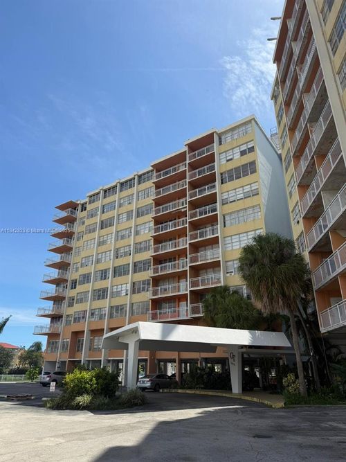 818-2025 Ne 164th St, North Miami Beach, FL, 33162-4108 | Card Image