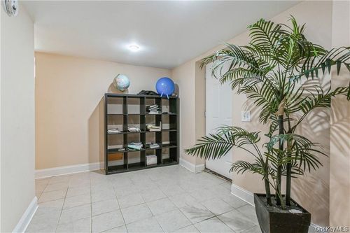 39 Croydon Rd, Yonkers, NY, 10710-1413 | Card Image