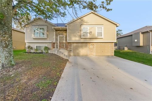 407 Golfview Dr, Pleasant Hill, MO, 64080-1008 | Card Image