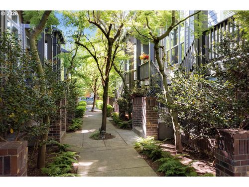 8818 Se 11th Ave, Portland, OR, 97202-7046 | Card Image
