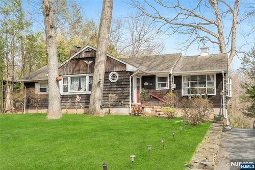70 Skyline Dr, Oakland, NJ, 07436-1515 | Card Image